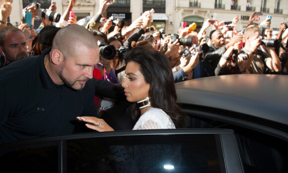 HØYRE HÅND: Pascal Duvier var på plass da Kim Kardashian var i Paris i anledning moteuka i september 2014. På samme tid to år senere ble hun ranet i motebyen, mens Duvier befant seg annetsteds. Nå saksøkes han. Foto: Laurent Zabulon/ABACAPRESS/ NTB Scanpix HØYRE HÅND: Pascal Duvier var på plass da Kim Kardashian var i Paris i anledning moteuka i september 2014. På samme tid to år senere ble hun ranet i motebyen, mens Duvier befant seg annetsteds. Nå saksøkes han. Foto: Laurent Zabulon/ABACAPRESS/ NTB Scanpix